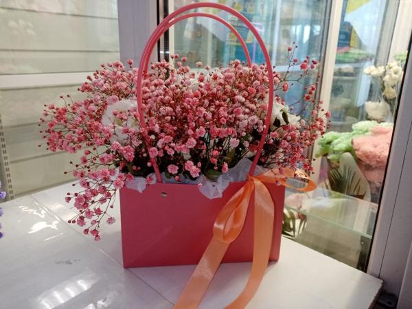 Композиция из красной гипсофилы