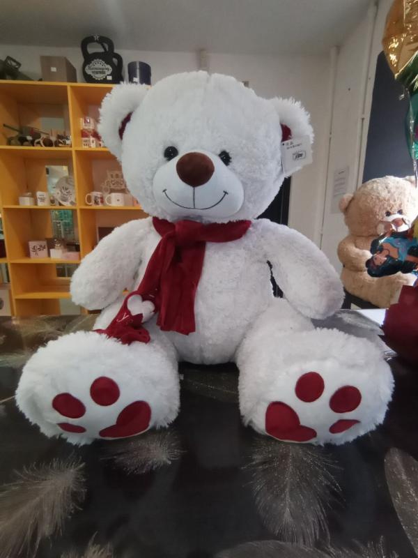 Медведь белый с красным шарфом