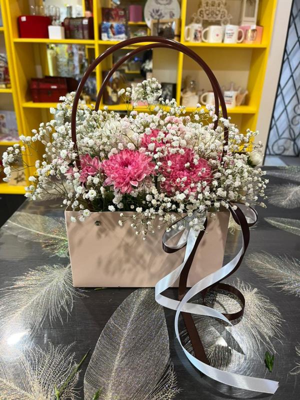 Композиция из цветных хризантем и гипсофил