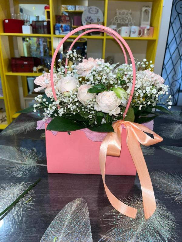 Композиция из кустовых роз