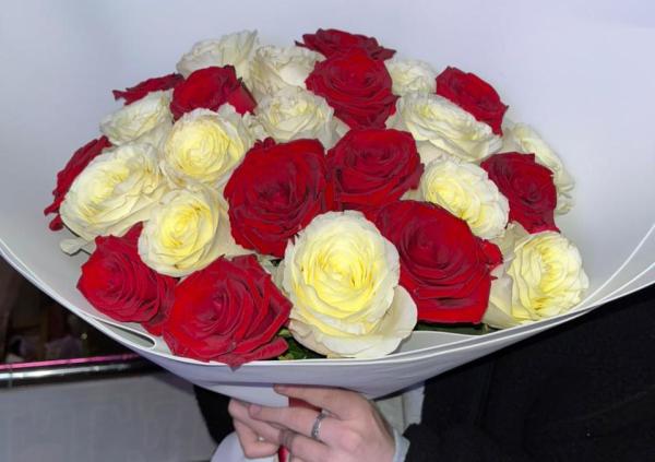 Букет "Красно-белые розы"